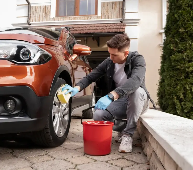 Lavage auto à domicile Villeneuve-la-Rivière : professionnel intervenant sur un véhicule